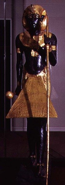 Statue av Tutankhamon i naturlig størrelse, fra Tutankhamons grav (ca. 1370-1352 f.Kr.) New Kingdom (tre og forgylt bronse) (se 120789) av Egyptian 18th Dynasty