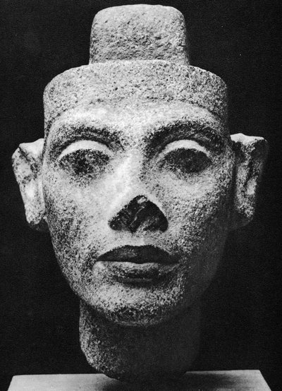 Nefertiti, dronningkonsort av Akenaton (Akhenaten) den kjetterske farao. 1300-tallet f.Kr. (skulptur i mørk granittbyste) av Egyptian 18th Dynasty