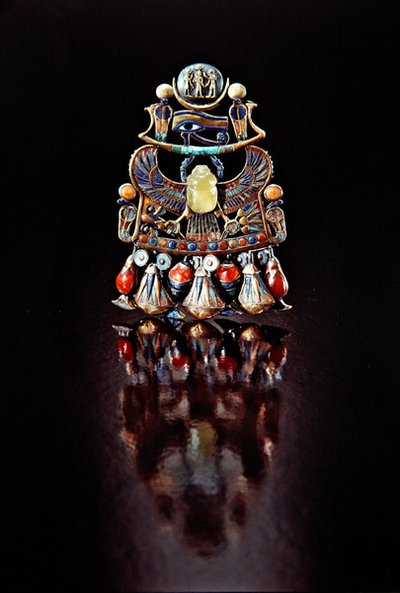 Pectoral med en fugleskarabé, fra graven til Tutankhamon, New Kingdom (gull cloisonne dekorert med halvedelstener og glasspasta) av Egyptian 18th Dynasty