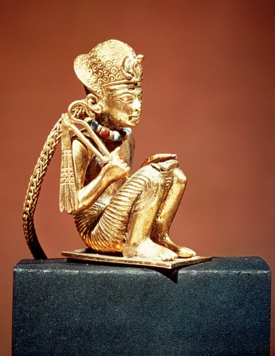 Anheng som representerer Amenophis III (1403-1365 f.Kr.) fra graven til Tutankhamon, New Kingdom (gull) (se også 391019) av Egyptian 18th Dynasty