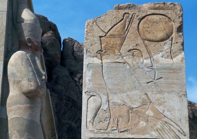 Søyle med basrelieff av Horus og dobbel krone hvilende på uraeus, symbol på kongemakt, Hatshepsuts liktempel, Deir el-Bahari, Luxor, Theben (Unescos verdensarvliste av Egyptian 18th Dynasty