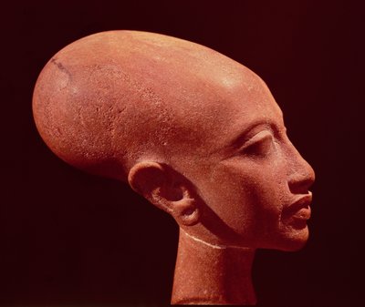 Portrettbyste av en datter av kong Akhenaten (1353-1337 f.Kr.) ca. 1375 f.Kr. (se også 97985) av Egyptian 18th Dynasty
