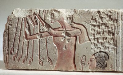 Relieff som viser Akenhaten og hans datter ofring til Aten, Det nye riket, ca. 1352-1336 f.Kr. (kalkstein) av Egyptian 18th Dynasty