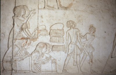 Relieff som viser skriftlærde i arbeid, fra Horemhebs grav (ca. 1323-1295 f.Kr.) New Kingdom (veggmaleri) (se 218337 for detaljer) av Egyptian 18th Dynasty