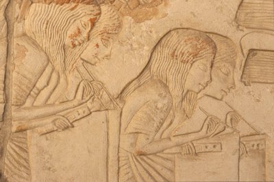 Relieff som viser skriftlærde i arbeid, fra Horemhebs grav (ca. 1323-1295 f.Kr.) New Kingdom (veggmaleri) (detalj av 218338) av Egyptian 18th Dynasty