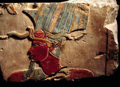 Relieff som representerer kronen til farao Thutmosis (Tuthmosis eller Thutmus) III krone Atef av Egyptian 18th Dynasty
