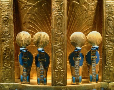 Baksiden av farao Tutankhamons trone med fire gyldne uraeus-kobrafigurer (gull med lapis lazuli) av Egyptian 18th Dynasty
