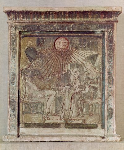 Stela som skildrer Aten som gir liv og velstand til Amenophis IV (Akhenaten) (ca. 1352-1336 f.Kr.), hans kone, Nefertiti og tre av deres døtre, fra Tell el-Amarna, New Kingdom, ca. 1353-1337 f.Kr. av Egyptian 18th Dynasty