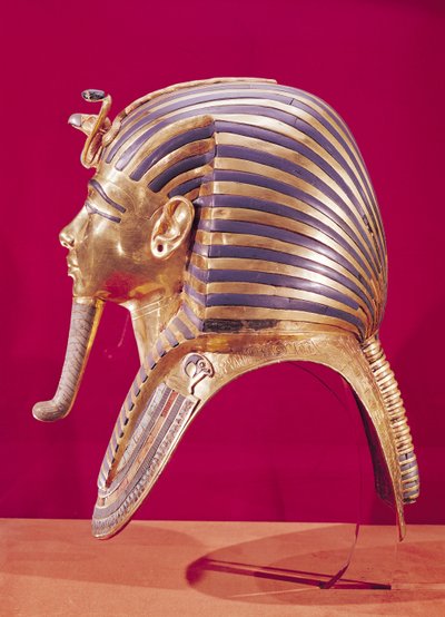 Gullmasken, fra skatten til Tutankhamon (ca. 1370-52 f.Kr.) ca. 1340 f.Kr. (gull innlagt med halvedelstener) (se 179987 for motsatt side) av Egyptian 18th Dynasty