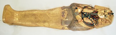 Kongens innerste kiste, fra Tutankhamons grav (ca. 1370-1352 f.Kr.) New Kingdom (gull innlagt med halvedelstener) (for detaljer se 343642) av Egyptian 18th Dynasty