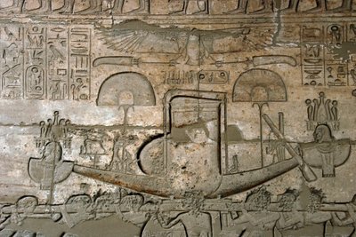 Egyptisk antikken: utsikt over relieffene som representerer prosesjonen til den hellige båten, minnetempel dedikert til farao Ramses II (1279-1213 f.Kr.), Ramasseum-stedet (Ramesseum) i Luxor, Egypt. av Egyptian 19th Dynasty