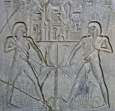 Egyptisk antikvitet: detalj av basen til statuen av farao Ramses II (1292-1186 f.Kr.) som representerer foreningen av Øvre og Nedre Egypt. Tempel i Luxor. Østbredden (Theben), Egypt av Egyptian 19th Dynasty