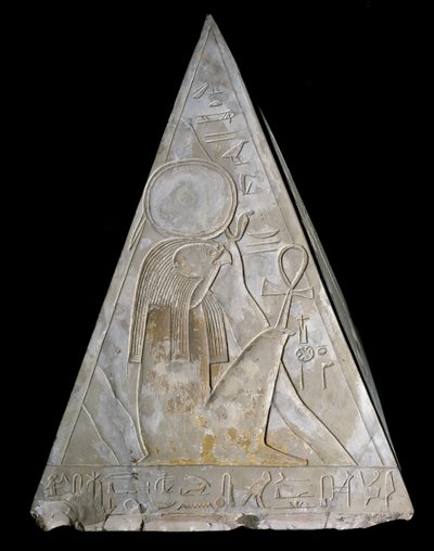 Egyptisk antikvitet: pyramidespissen av kapellet til Ramose decoree av representasjonen av Re-Atum (Re Atum eller Ra-Atum eller Ra Atum eller Re Toum) guddom av solnedgangen. 19. dynasti ((1295-1190 f.Kr.) Deir el Medineh Dim. h. 70 cm Torino egyptisk muse av Egyptian 19th Dynasty