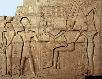 Egyptisk antikvitet: relieff som viser farao Ramses II foran to av gudene fra den thebanske triad, Amon og Mut; Begravelsestempel dedikert til farao Ramses II (1279-1213 f.Kr.), stedet for Ramasseum (Ramesseum) i Luxor, Egypt. av Egyptian 19th Dynasty