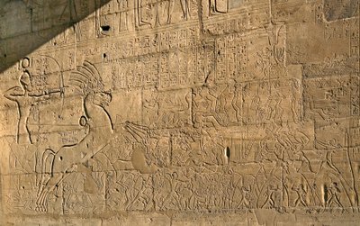 Egyptisk antikvitet: utsikt over relieffene som feirer Ramses IIs bragder under slaget ved Qadesh i 1274 f.Kr., minnetempel dedikert til farao Ramses II (1279–1213 f.Kr.), stedet for Ramasseum (Ramesseum) i Luxor, Egypt. av Egyptian 19th Dynasty