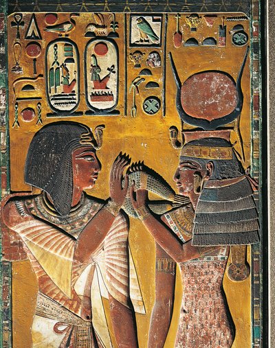 Gudinnen Hathor tilbyr kjedet sitt til farao (lavt relieff) av Egyptian 19th Dynasty