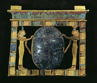 Pectoral av vesiren, Paser, med en skarabee flankert av gudinnene Isis og Nephthys, fra Serapeum i Memphis, New Kingdom (gull, lapis lazuli og glasspasta) av Egyptian 19th Dynasty