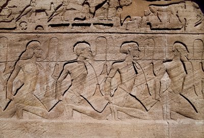 Fanger som illustrerer seirene til farao Ramses II, Bas-relieff ved inngangen til det store tempelet til Ramses II, Egypt, Abu Simbel av Egyptian 19th Dynasty