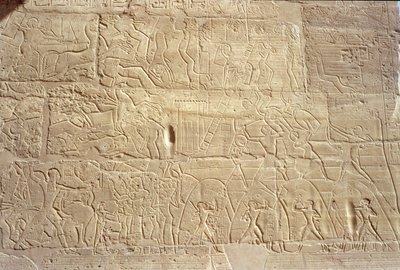 Relieff som viser egyptiske tropper som stormer den hettittiske byen Dapur, fra Great Hypostyle Hall, New Kingdom, ca. 1297-1185 f.Kr. av Egyptian 19th Dynasty