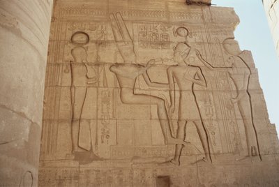 Relieff som viser den løvinnehodede gudinnen Mut som presenterer Ramesses II til en tronende Amun, som gir ham en ankh, fra Great Hypostyle Hall, New Kingdom av Egyptian 19th Dynasty