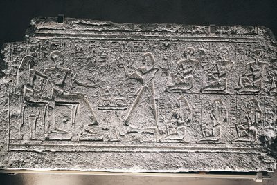 Avlastning av Ptahotep og Tauseret fra Saqqara, paret mottar tilbud fra deres eldste sønn Amenheb og andre barn av Egyptian 19th Dynasty
