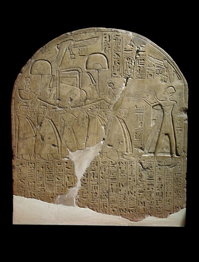 Stela dedikert til Isis av tilsynsmannen for verkene i templene til Ramesses II i Koptos, som viser kongen som ofrer røkelse til den hellige båten til Isis, båret av prester (kalkstein) av Egyptian 19th Dynasty