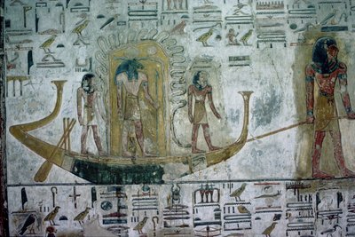 Solguden Ra i nattbåten, beskyttet av slangespoler, slept på vann under jorden, New Kingdom, ca. 1318 f.Kr. (polykrom relieff) av Egyptian 19th Dynasty