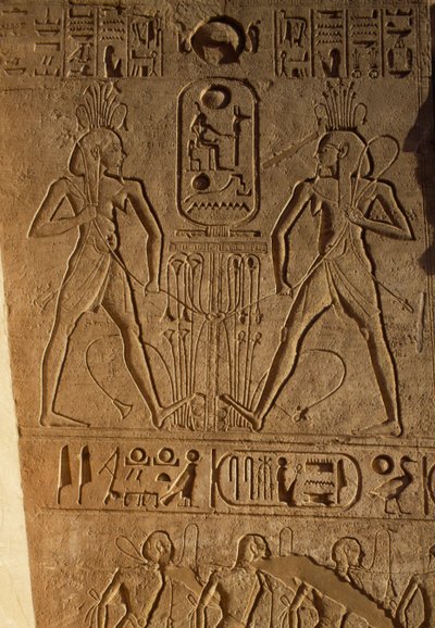 Forening mellom Øvre og Nedre Egypt og kartusj av farao, relieff på troner, Ramses II-tempelet, Abu Simbel, Egypt, Det nye kongeriket, XIX-dynastiet av Egyptian 19th Dynasty