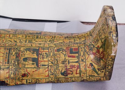 Detalj av det nedre ytre omslaget til mumien til Nesyamun, muligens funnet i Deir El-Bahri, New Kingdom, ca. 1100 f.Kr. (malt tre) av Egyptian 20th Dynasty