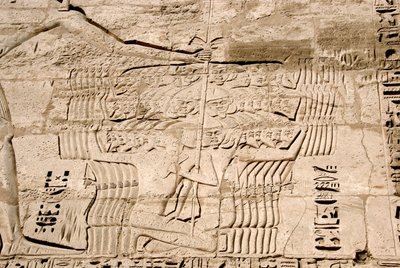 Egyptisk antikvitet: detalj av relieffene til den første pylonen som representerer fangsten av jagerfly som tilhører havets folk, fiender av Ramses III. Begravelsestempelet til Ramses III (1187–1156 f.Kr.). Luxor, Medinet Habou, Egypt av Egyptian 20th Dynasty