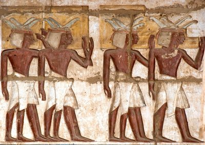 Egyptisk antikvitet: første domstol, detalj av malte relieffer som representerer en gruppe nubiere som bringer ofringer til farao. Begravelsestempelet til Ramses III (1187–1156 f.Kr.). Luxor, Medinet Habou, Egypt av Egyptian 20th Dynasty