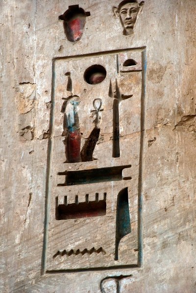 Egyptisk antikvitet: første rett, detalj som representerer en patron. Begravelsestempelet til Ramses III (1187–1156 f.Kr.). Luxor, Medinet Habou, Egypt av Egyptian 20th Dynasty