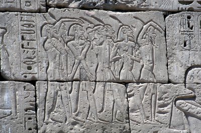 Relieff som viser nordlige fanger i slaget ved Ramses III, Medinets store tempel av Egyptian 20th Dynasty