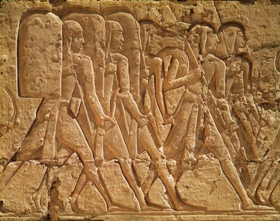 Relieff som viser tjenere som bærer tau og våpen, fra Ramses III-tempelet (ca. 1184-1153 f.Kr.) New Kingdom av Egyptian 20th Dynasty