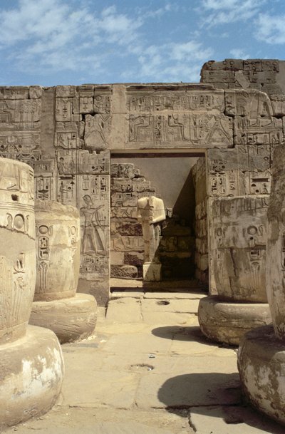 Statue av Ramesses i et kapell som leder fra Hypostyle Hall of the Mortuary Temple of Ramesses III (ca. 1184-1153 BC) New Kingdom av Egyptian 20th Dynasty