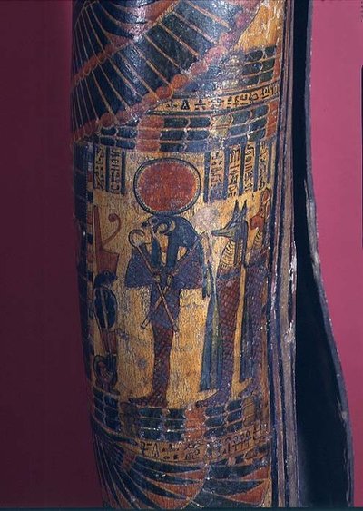 Detalj av sarkofag som viser Re-Harakhty med solskive, holder krok- og slagsceptre, to sønner av Horus som står bak, tredje mellomperiode, 850-730 f.Kr. (polykrom gesso) (detalj av 83357) av Egyptian 22nd Dynasty