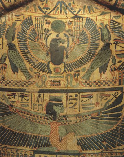 Mumietrekk med bevinget guddommelighet som beskytter skarabee, evighetssymbol av Egyptian 22nd Dynasty