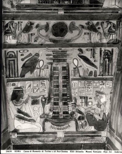 To avdøde figurer malt på siden av fatet til mumiene til Tet-Hov og Nes-Chonsu (sarkofag) (s/hvitt foto) av Egyptian 22nd Dynasty