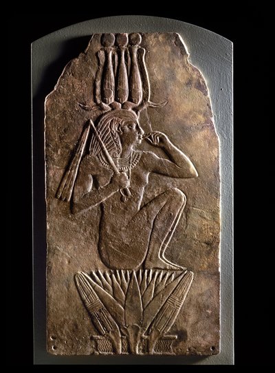 Plakett av Iuput II som barnegud som dukker opp fra lotusblomst (fajanse) av Egyptian 23rd Dynasty