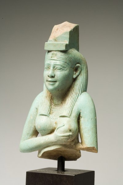 Fragment av Isis, sen dynastisk periode (fajanse) (se også 270350) av Egyptian 26th Dynasty