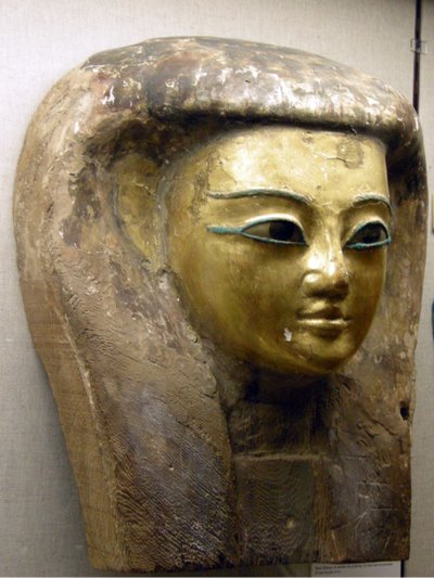 Hode fra en sarkofag, Sait Period (palmetre med bladgull) av Egyptian 26th Dynasty