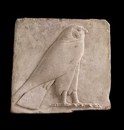 Plakett som viser en falk, sannsynligvis guden Horus, 26. dynasti eller Saite-periode, 664-525 f.Kr. eller senere kalkstein av Egyptian 26th Dynasty