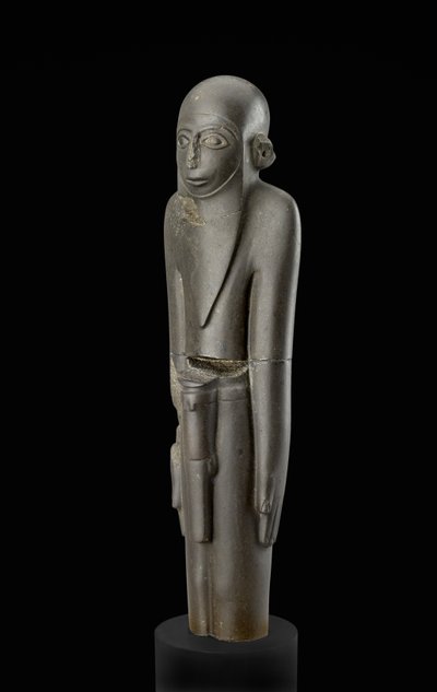 Statue av en skjeggete mann iført en caps og et belte med penisskjede, tilskrevet protodynastisk periode (ca. 2900-2650 f.Kr.) (basalt) av Egyptian 2nd Dynasty