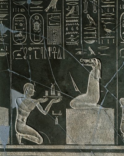 Doleritt-relieff av Nectanebo I, konge som tilbyr gave til en krokodillehodedemon, fra Heliopolis ved Atum-tempelet av Egyptian 30th Dynasty