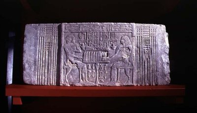 Gesims av en falsk dør fra en mastaba-grav som viser graveieren Shery, en høy embetsmann fra Dynasty IV og hans kone Khentetka, Saqqara, Old Kingdom (kalkstein) av Egyptian 4th Dynasty