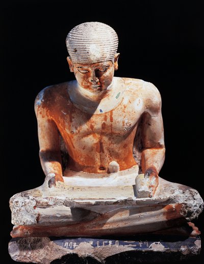 Sittende skribent, fra Giza Egypt 2575 f.Kr., dynasti IV (malt kalkstein) av Egyptian 4th Dynasty