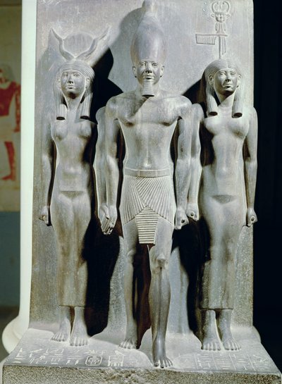 Triade av Menkaure (Mycerinus) med gudinnen Hathor og gudinnen til Afroditopolis-nomen, hentet fra Valley Temple of the Pyramid of Menkaure i Giza, Old Kingdom, ca.2529 BC (skifer) (se av Egyptian 4th Dynasty