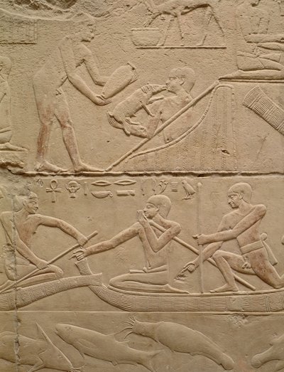 Relieff som viser en mann som passer på en nyfødt grisung og menn i papyrusbåter, fra Mastaba i Kagemni, Old Kingdom (malt kalkstein) av Egyptian 6th Dynasty