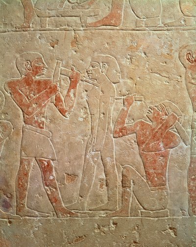 Relieff som viser to skulptører som hugger ut en statue, fra mastabaen til Kaemrehu, Saqqara, Old Kingdom, ca. 2325 f.Kr. (malt kalkstein) av Egyptian 6th Dynasty