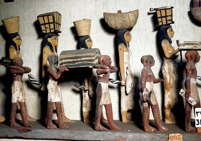 Egyptisk antikvitet: en skulpturert gruppe av malt tre som representerer tjenere som bærer ofringer til den avdøde. Kairo, egyptisk museum av Egyptian Egyptian